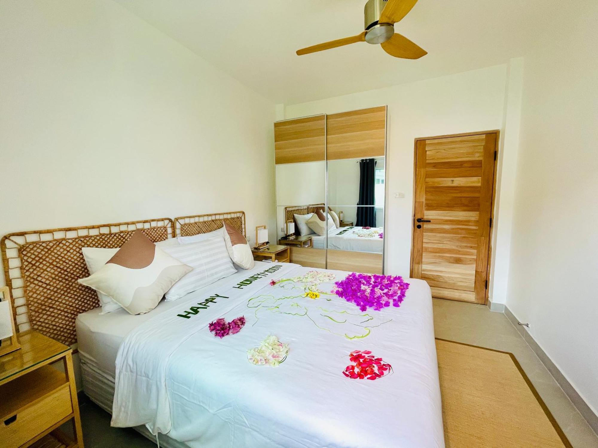 Baan Saint-Tropez Seaview Villas Kata Beach Buitenkant foto